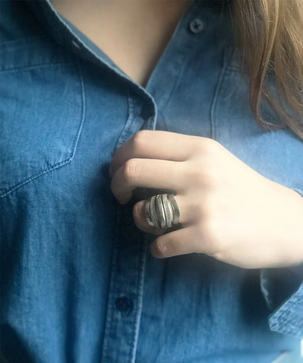 Grande bague graphique en argent – Image 2
