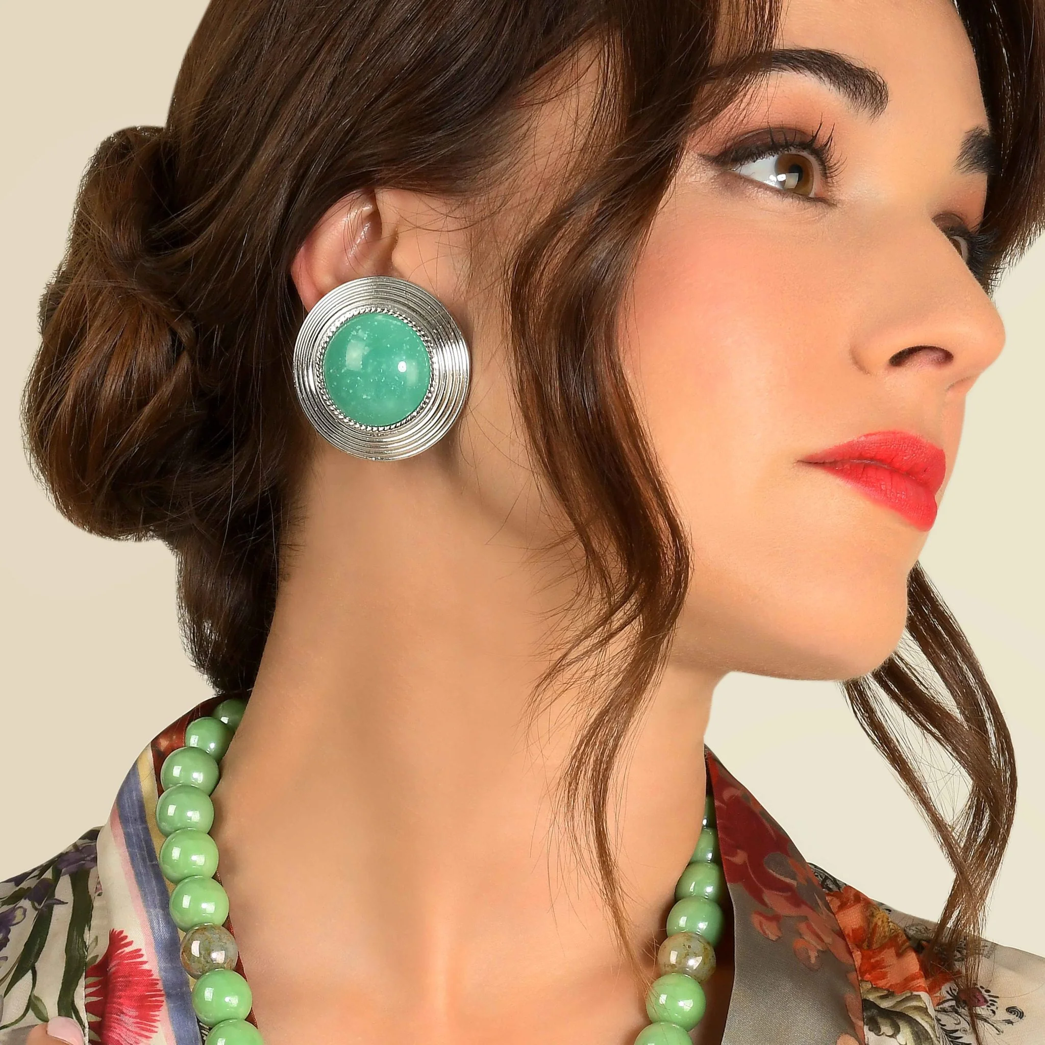 Boucles d'oreilles clip Lea en laiton, cabochon en résine 40mm – Image 4