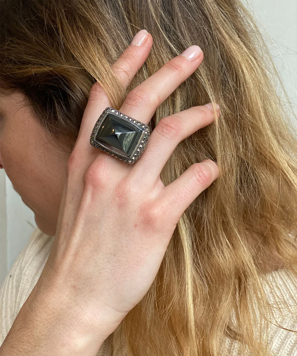 Grosse bague hématite cabochon, argent et marcassites de style art déco – Image 2