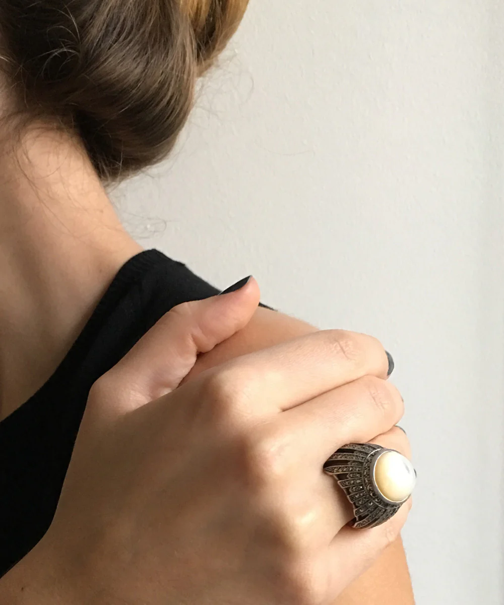Grosse bague cabochon nacre, argent et marcassites de style art déco – Image 2