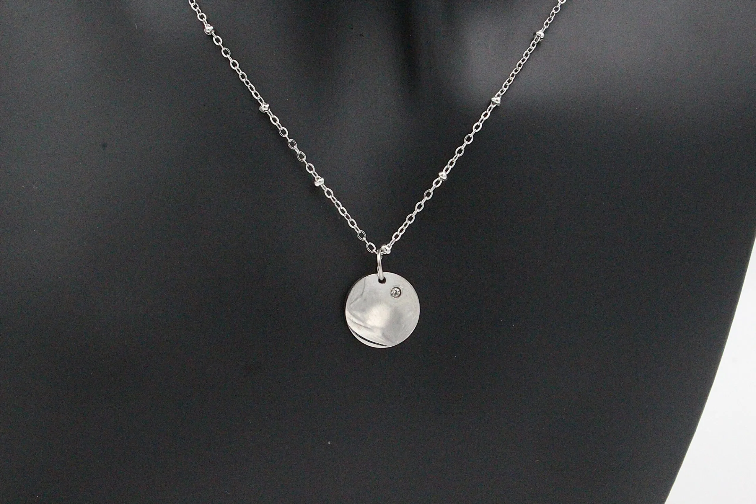 Collier Gravure Médaillon Strass (Taille Homme) – Image 8