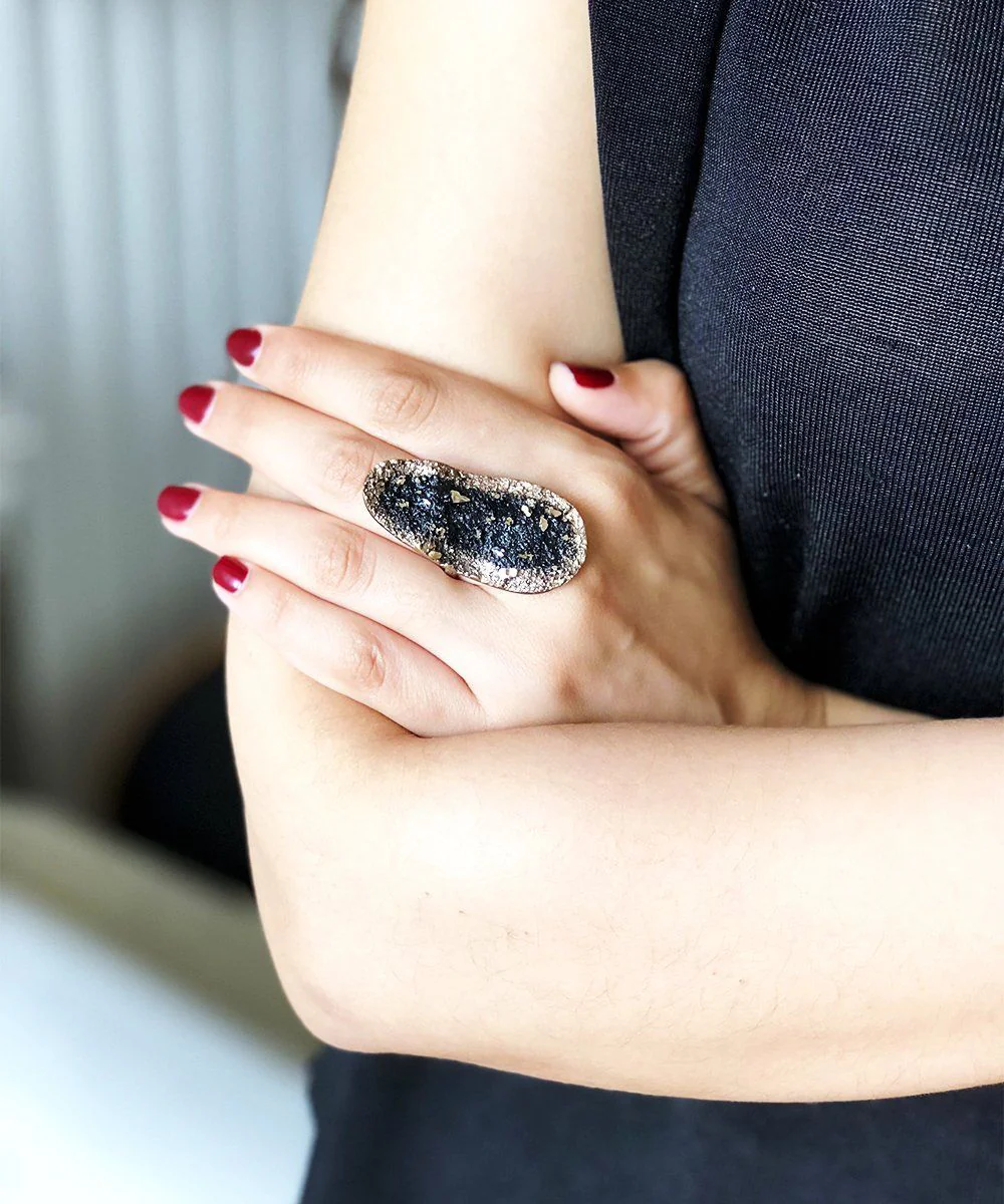 Bague en bronze noir - Tina Kotsoni – Image 2