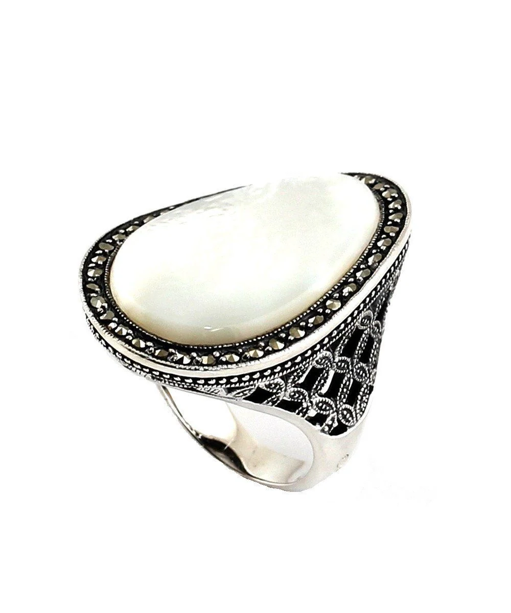 Grosse bague cabochon en nacre, argent et marcassites art déco