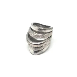 Grande bague graphique en argent