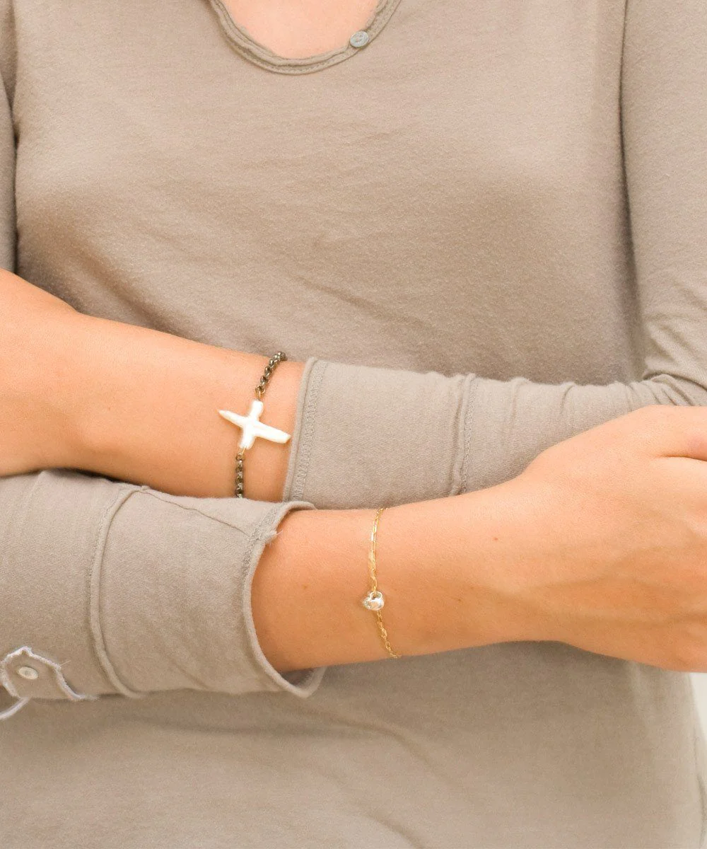 Bracelet croix nacre et métal gun - Rafaelis – Image 2