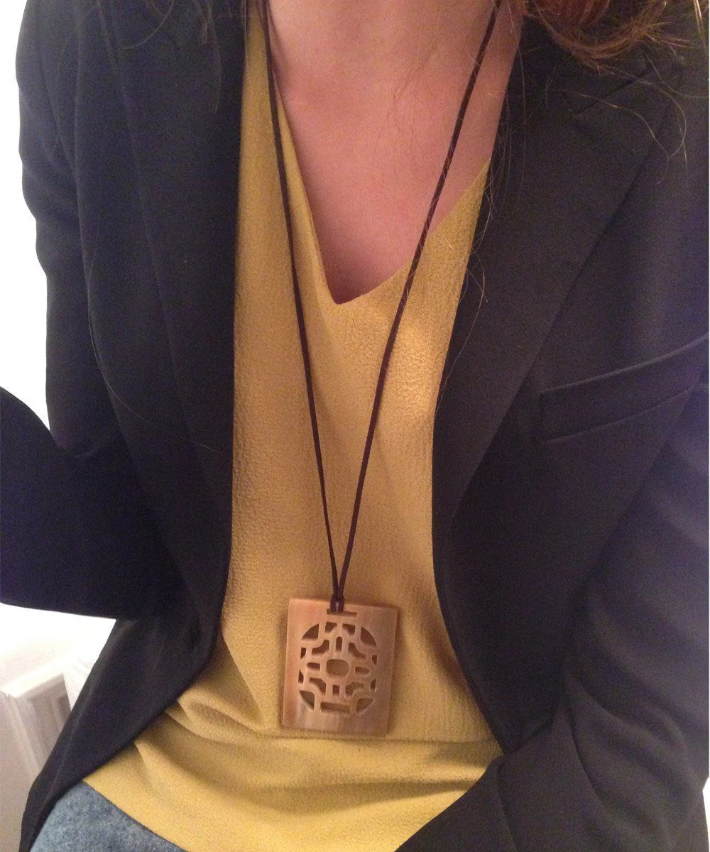 Pendentif en corne - Editions LESSisRARE Bijoux – Image 2