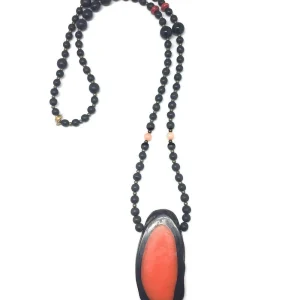 Collier noir en bois et pendentif orange - Jewels of Mala