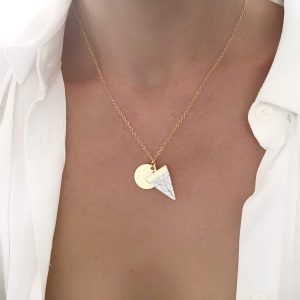 collier médaille et marbre blanc