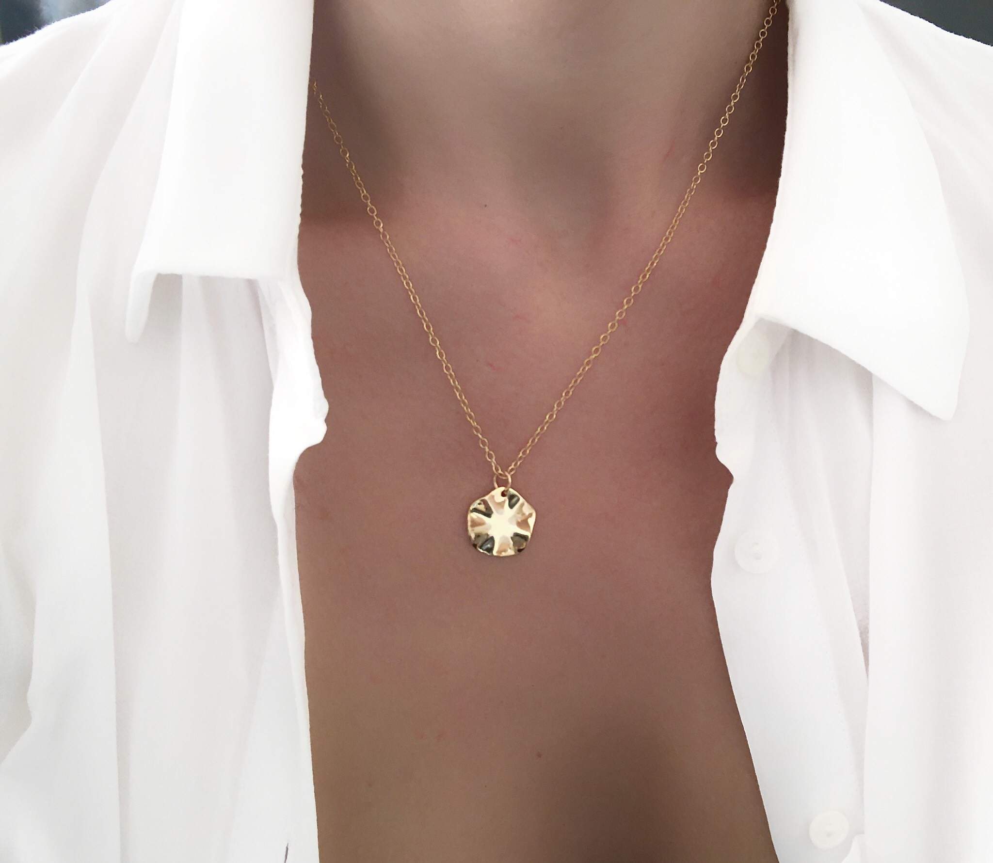 collier medaille martelée
