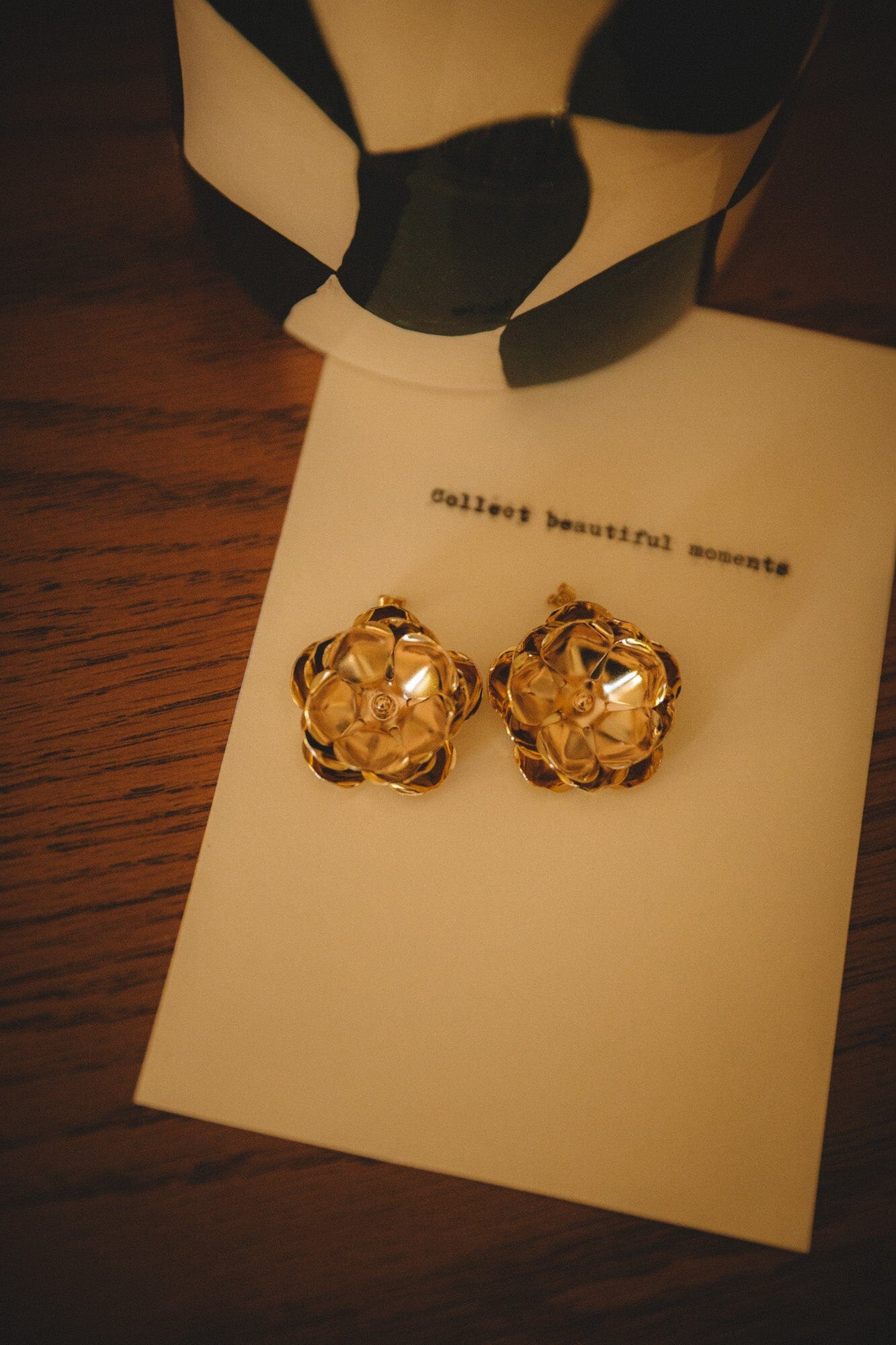 Maxi Boucles d'Oreilles Puces Aglaé Or Fleurs – Image 6